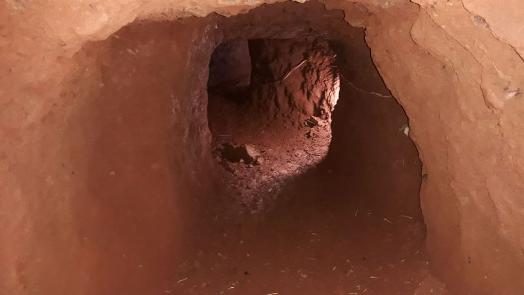 The excavated tunnel demanded the work of several men and weeks of execution time, according to the Minister of Justice.