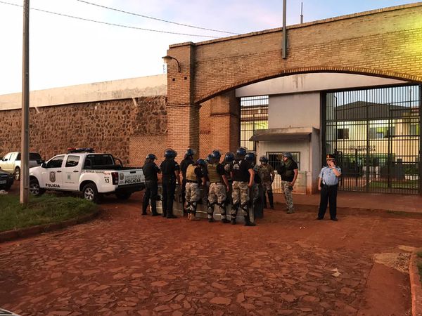 A total of 28 guards from the Pedro Juan Caballero Regional Penitentiary were arrested on Sunday by order of the Public Prosecutor's Office. All will be investigated for the release of 79 PCC prisoners.