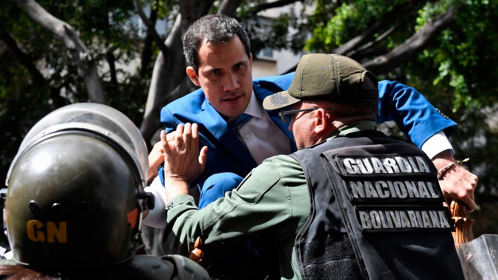 Here the moment when the Bolivian police denies Guiado entry into the assembly