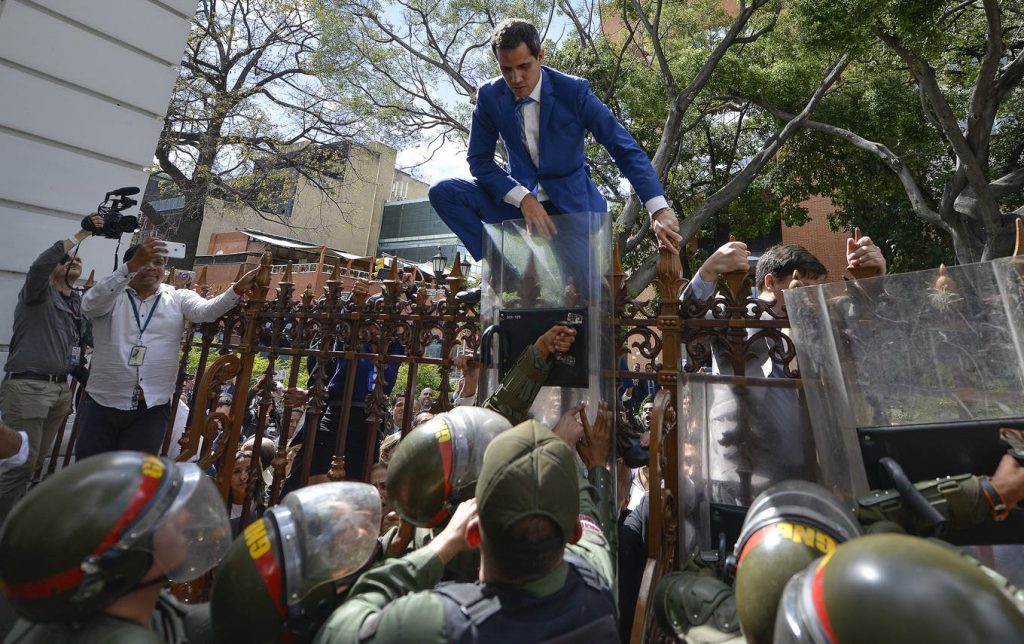 When Juan Guaidó was denied access to the parliament building, he first tried to climb over the barrier. 