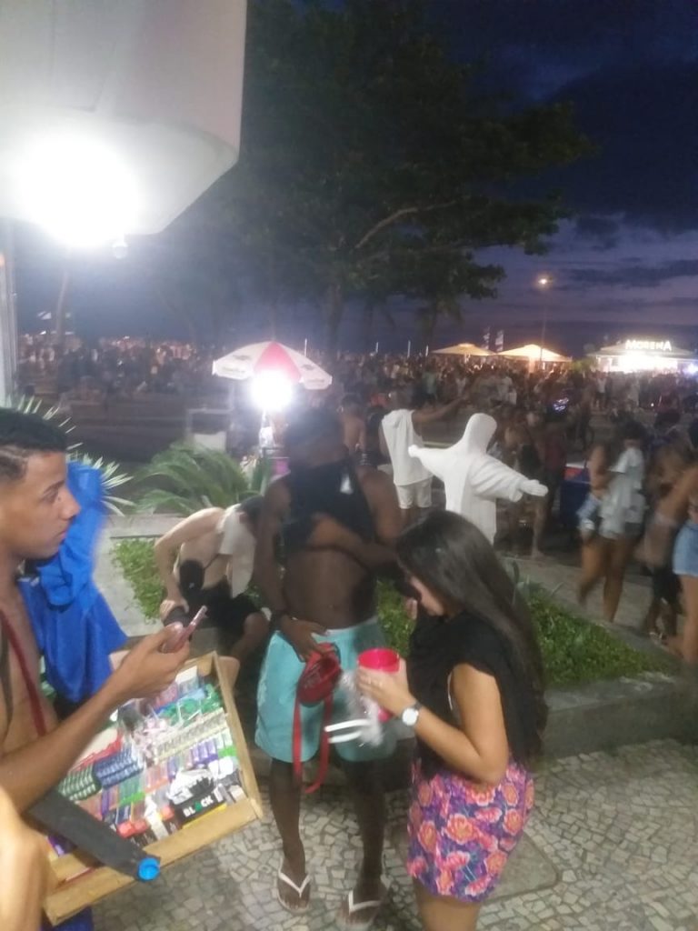 The beaches of Copacabana and Leme were busy and the party continued in full swing until around 19h when confusion broke out, bringing the party to an abrupt halt.