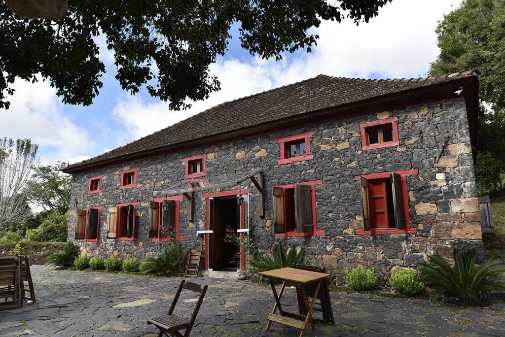 After the tastings, the tip is to know the route Caminhos de Pedra, where the stone and wood buildings present the place that started the Italian colonization in the city