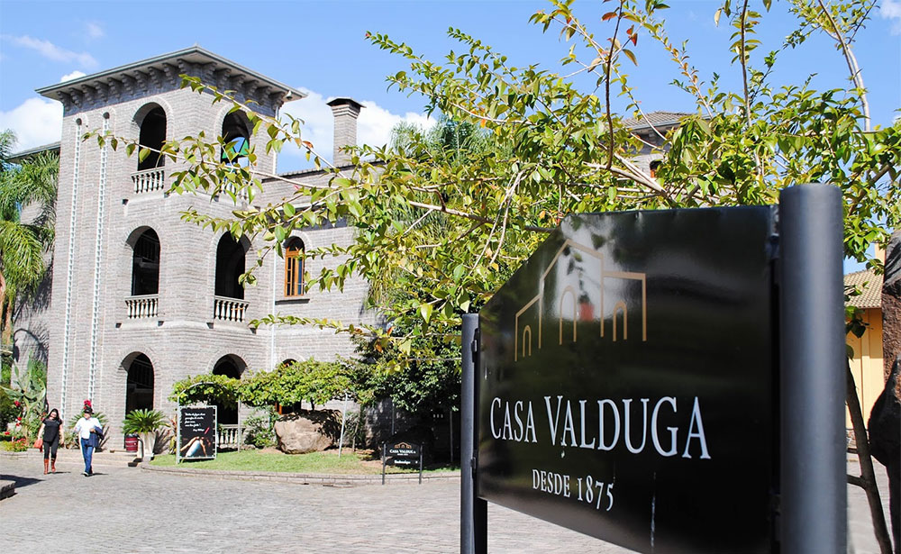Among them is the traditional Casa Valduga, which provides visitors with contact not only with the world of wine, but also with the customs related to the culture of the first immigrants in the regio