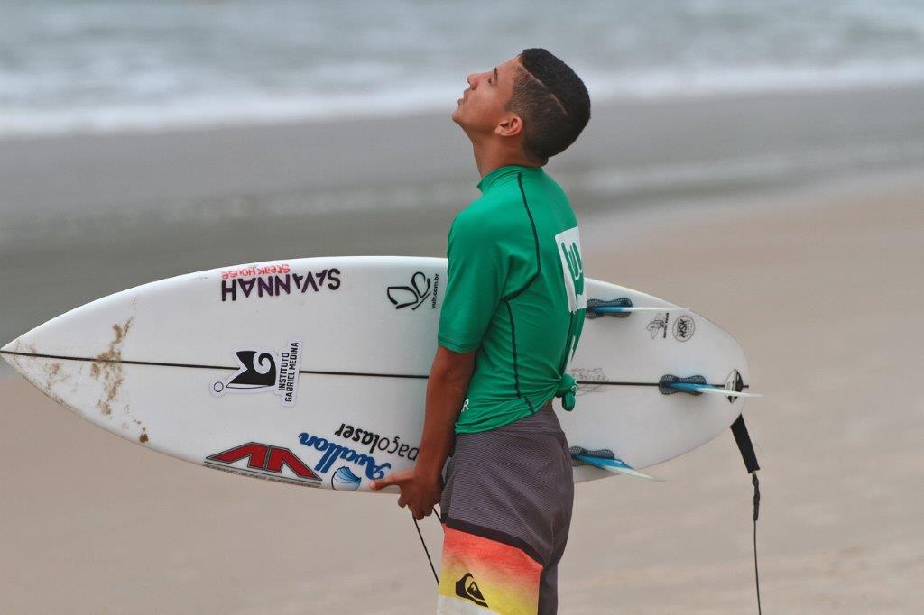 Caio Costa is the Brazilian under-16 champion. He is one of the students of the Gabriel Medina Institute.