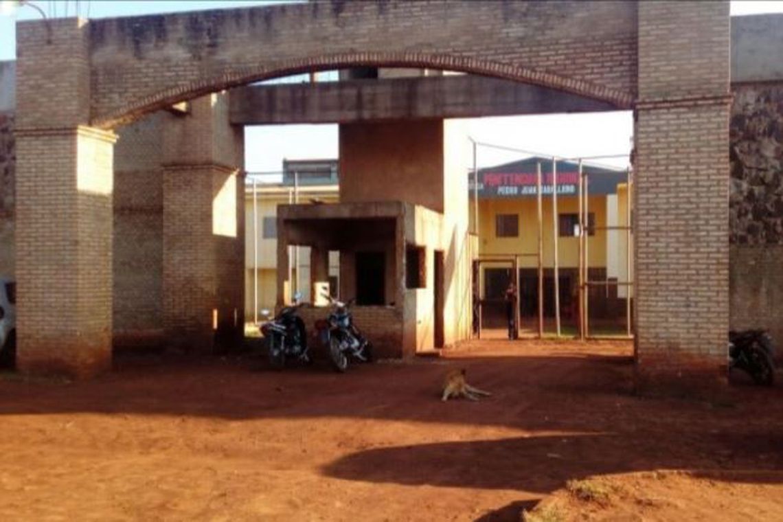 Paraguayan authorities suspect that part of the group that escaped left the prison through the front door, with the consent of prison officers.