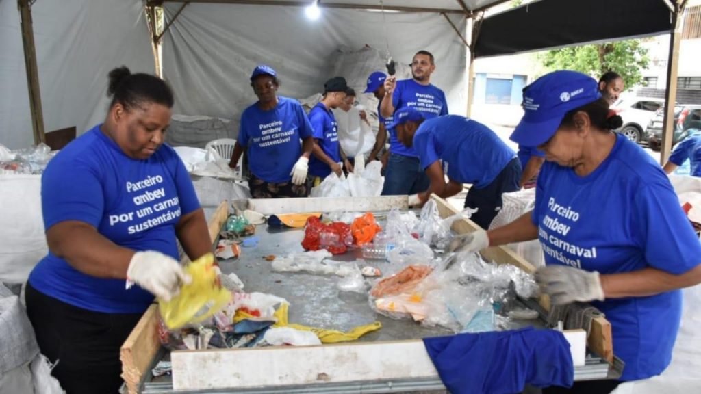 Throughout the Carnival holidays, the Ambev brewery, one of Rio's major Carnival sponsors, in partnership with the National Association of Collectors of Recyclable Materials (ANCAT) and municipalities, collected the garbage from the main street blocks that paraded joy and beauty, but also left behind plenty of garbage on the streets of Rio.