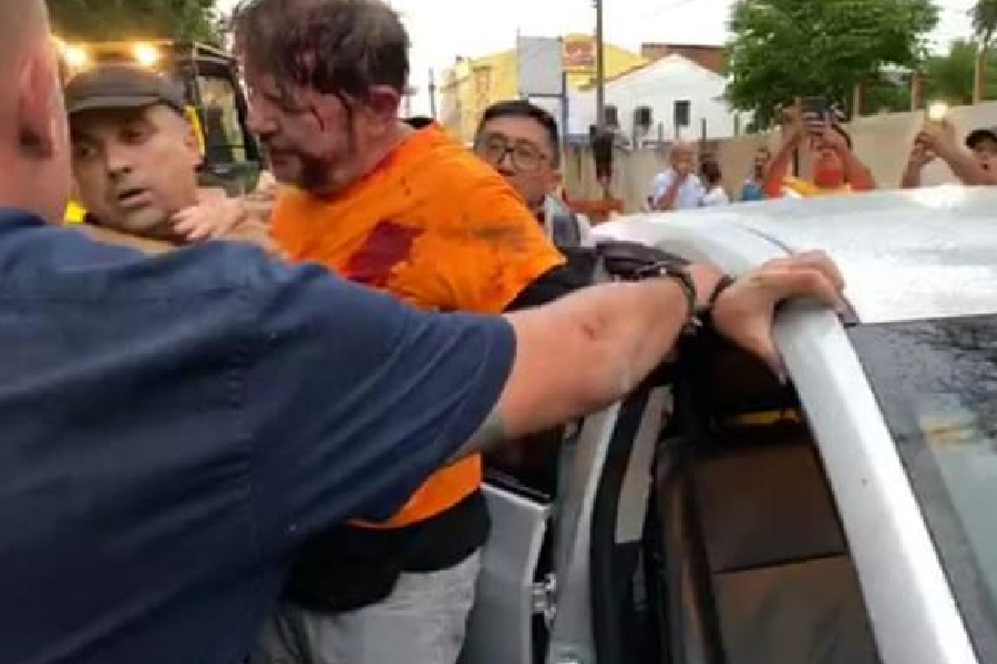 Deputy Eduardo Bolsonaro (PSL-SP) wrote on social media that Senator Cid Gomes lacked "the minimum intelligence" to deal with the striking state police (PM) officers in Ceará.