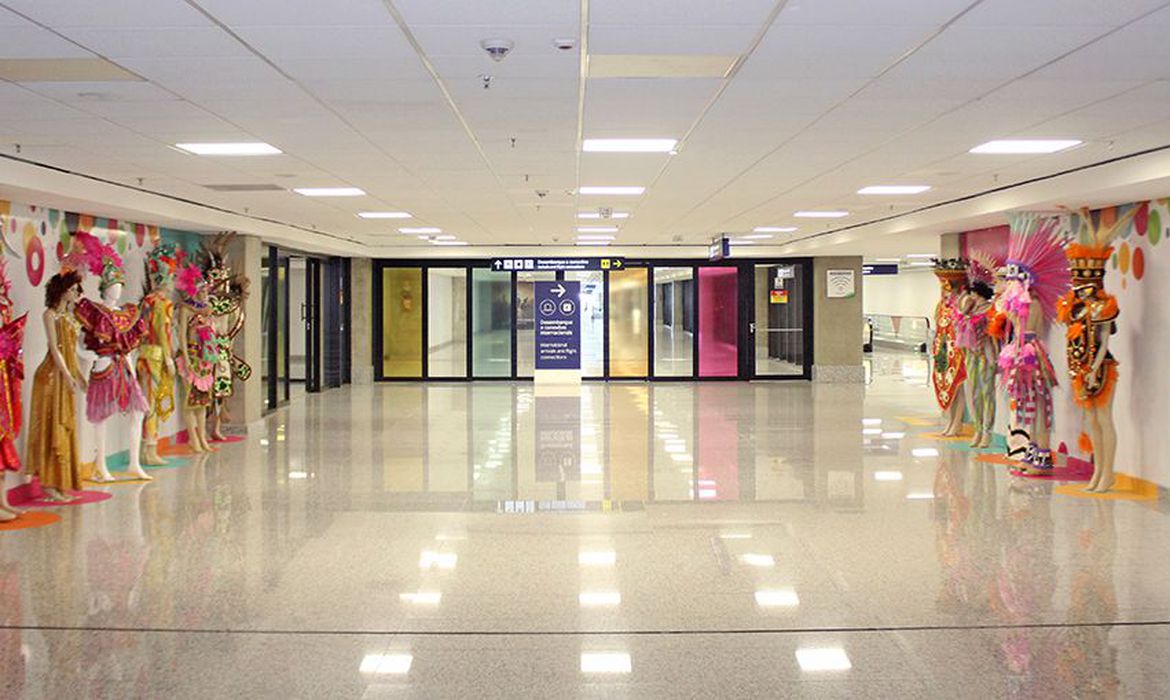 CostumesAirport