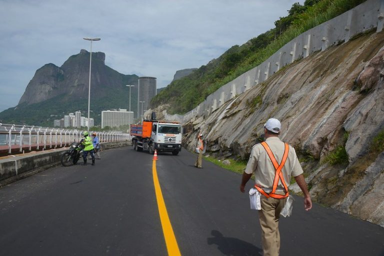 Crivella explained that new closing protocols have been stipulated which provide total safety for track reopening. The avenue will be constantly monitored and closed preventively in the event of rainfall of 38 millimeters in one hour, with winds of up to 70km/h.