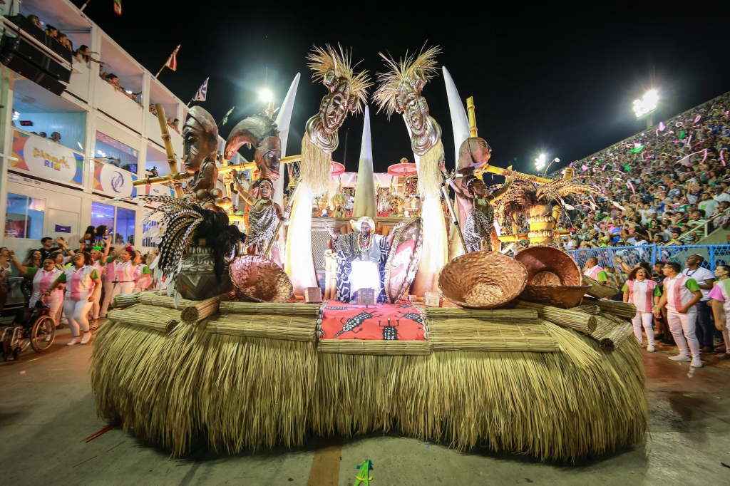 A Mangueira float pays tribute to Quilombo dos Palmares. Photo - Rodrigo Gorosito - G1