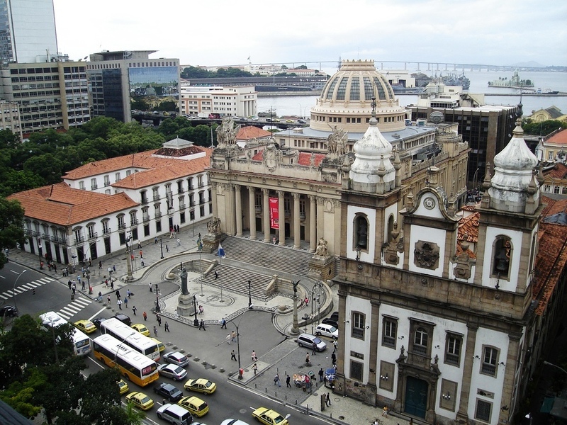 In downtown Rio, specifically, there is the VLT (Light Rail Vehicle) and the 'Centro Presente' (Present Center) security operation, two public services that drive change for the region.