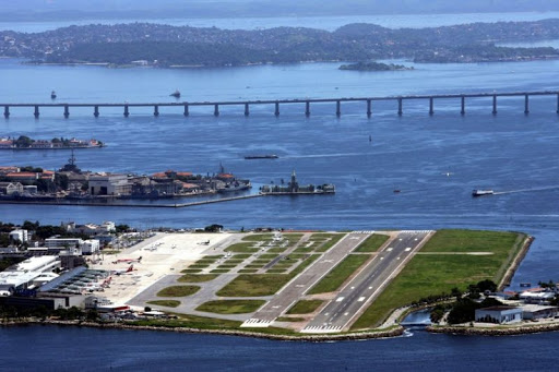 Due to a fortunate synchrony, the airport area is on the best route for an extension of the Subway to Niterói and, later, to São Gonçalo. Symbolically speaking, the airport is in the geometric center of the Rio de Janeiro metropolis.