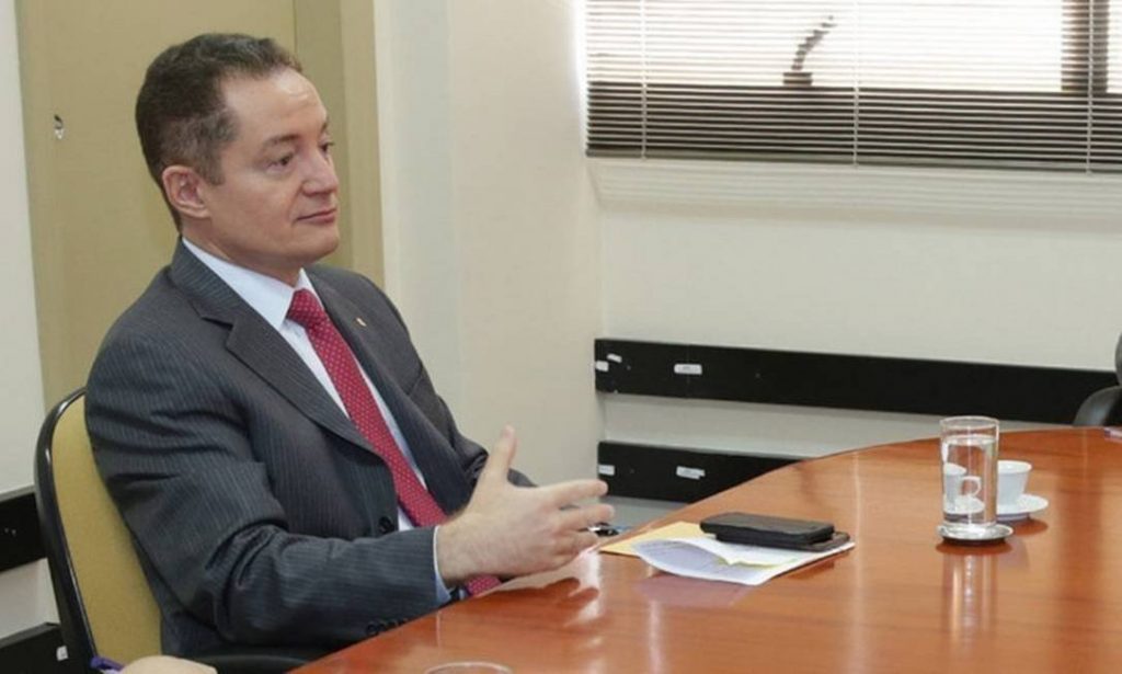 Damares and Aras's favored name for the collegiate presidency was Ailton Benedito, a sort of right-wing influencer on social media.