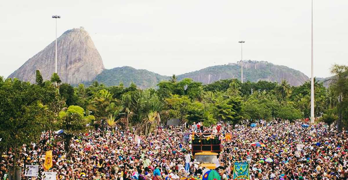 According to Riotur - Tourism Company of the City of Rio de Janeiro - on the weekend of February 8th and 9th, 270,000 people took part in 37 blocks, a number that exceeds by three times the total of revelers last year.