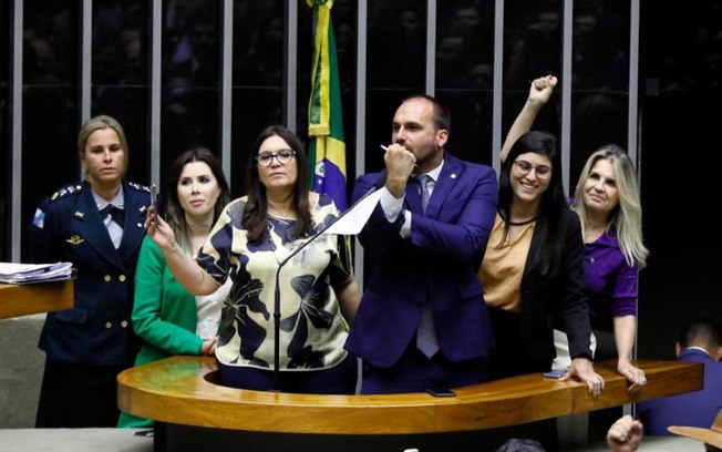 Deputy Eduardo Bolsonaro, son of Brazilian President Jair Bolsonaro, offered a "banana" to the female deputies.