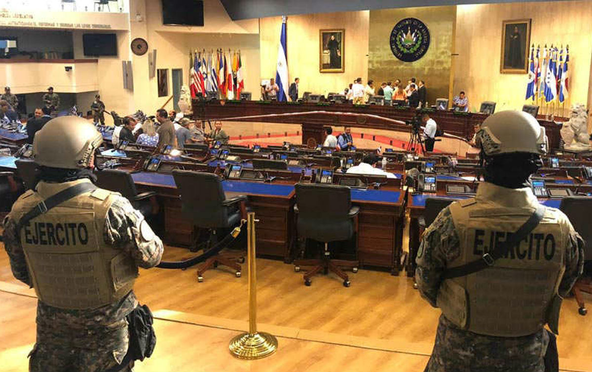 Dozens of soldiers occupied the Parliament building in the capital of El Salvador last Sunday.