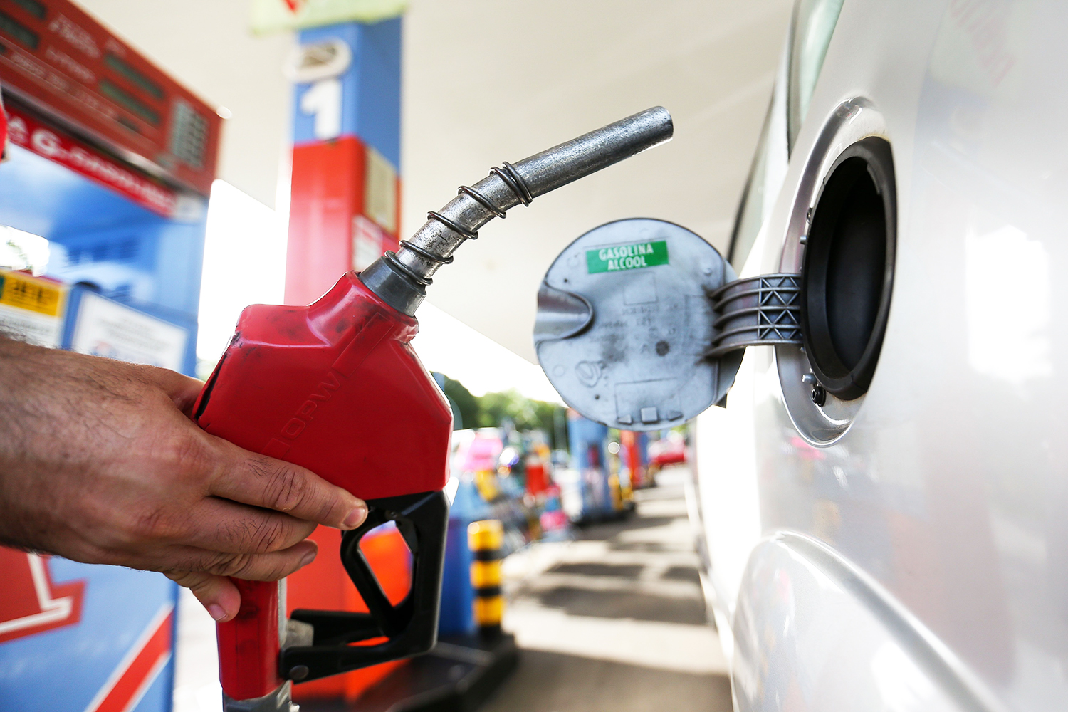 The president has been advocating a change in the ICMS tax on fuel. According to him, the tax is to blame for the high prices charged to consumers at the service stations and should be collected at the refineries, and not at the time of sale, as is currently the case.