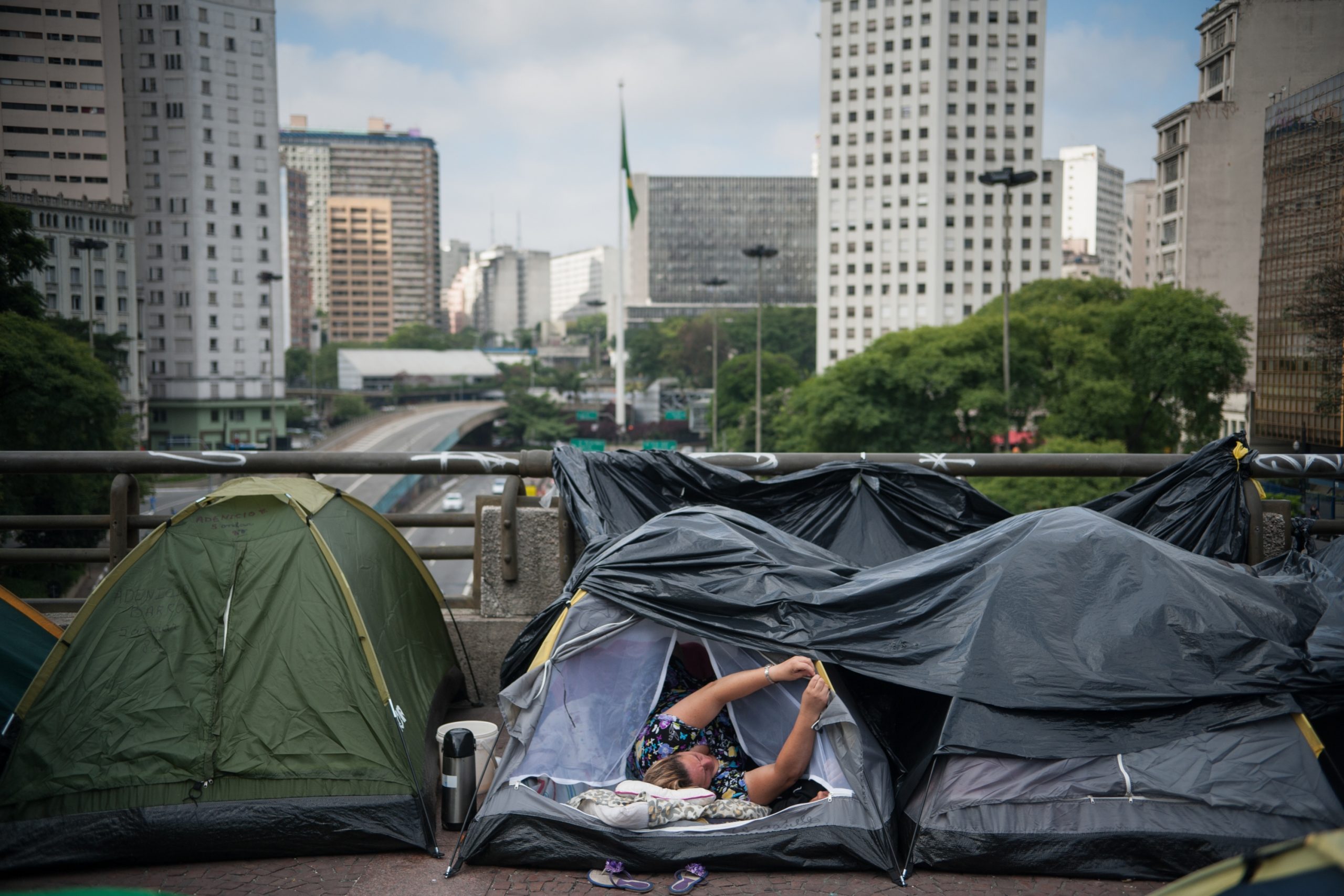 According to data from the Research Institute for Applied Economics (IPEA), there are over 100,000 homeless people in Brazil.