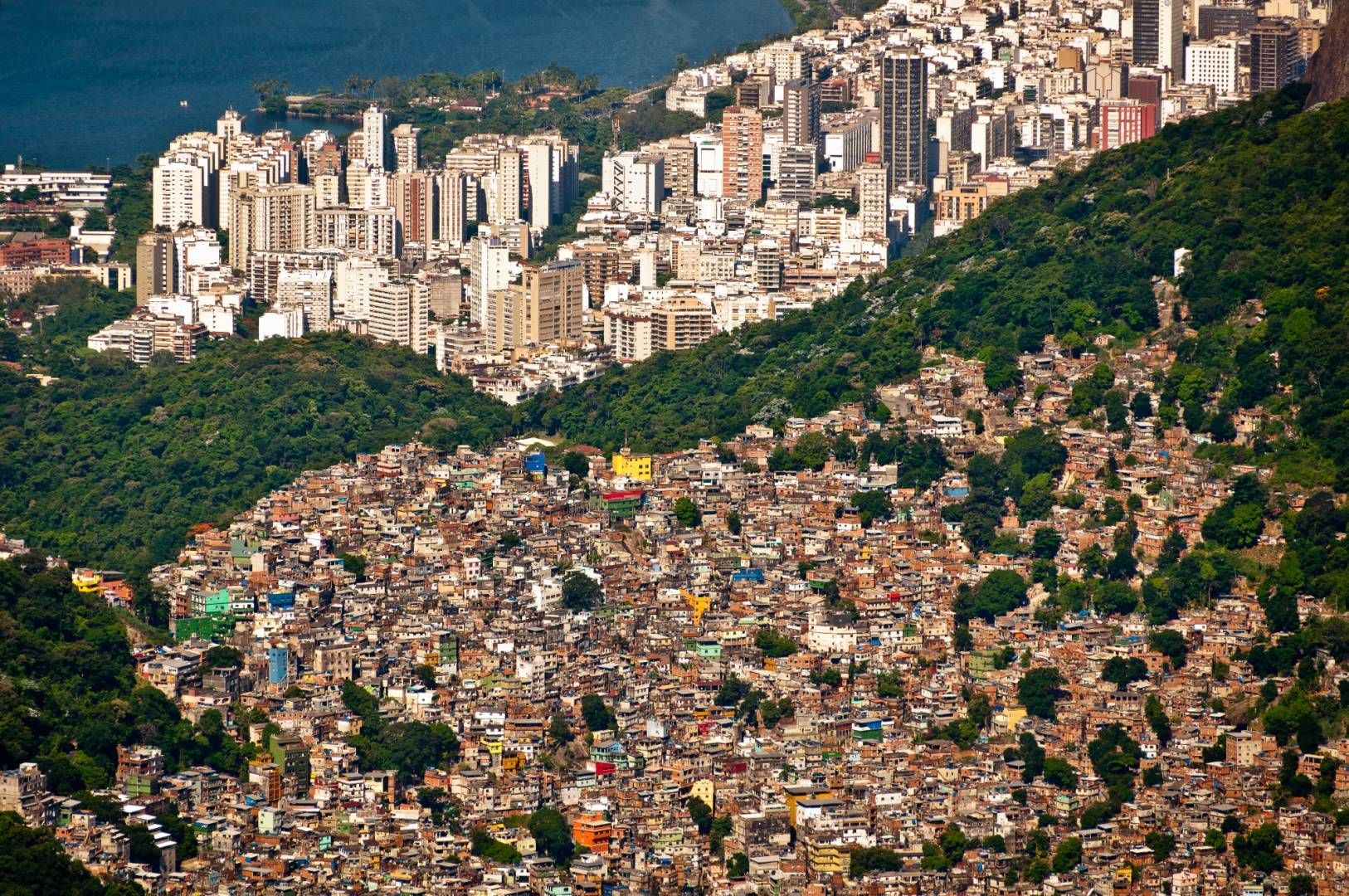 Generally, the word inequality is used - and also perceived - as synonymous with the gap between rich and poor, where a minority holds most of the wealth and a majority lives very poorly, in terrible living conditions.