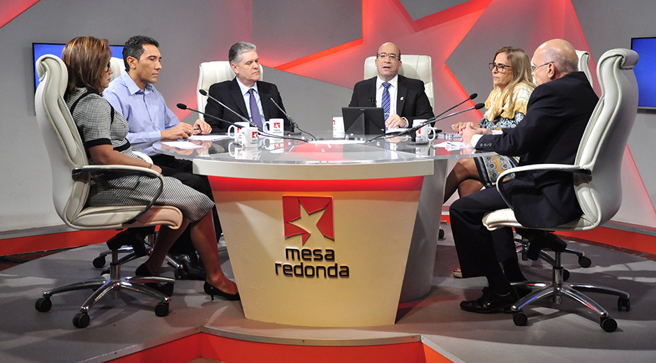 'Mesa Redonda' ("Round Table") invited high-ranking government representatives to a special broadcast.