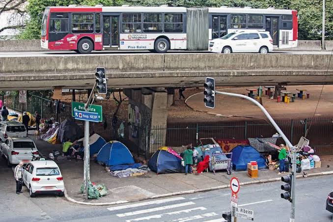 Among the people with no homes in the capital of São Paulo, 11,700 sleep in shelters and 12,600 are on sidewalks or under overpasses.