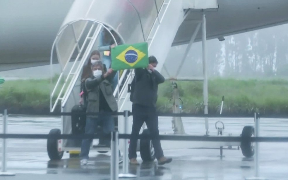 The population of Anápolis is torn between apprehension and cheering for the arrival of 58 Brazilian repatriates due to the epidemic of the new coronavirus.