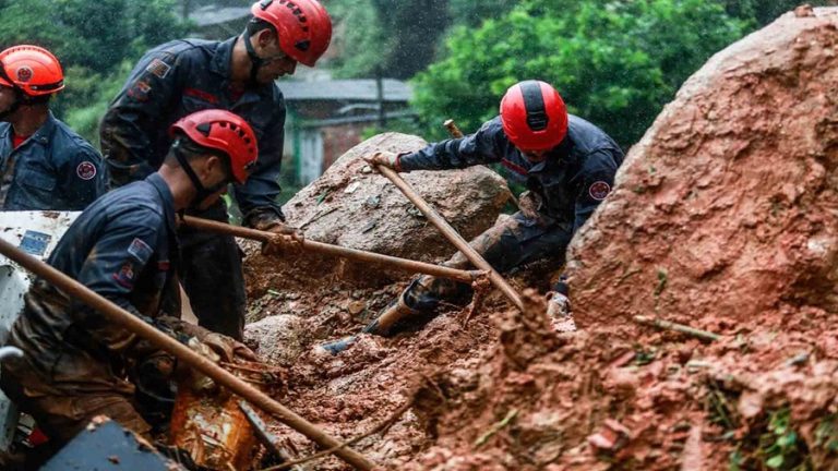 With 13 Confirmed Landslide Deaths, Guarujá Decrees State of Public Calamity