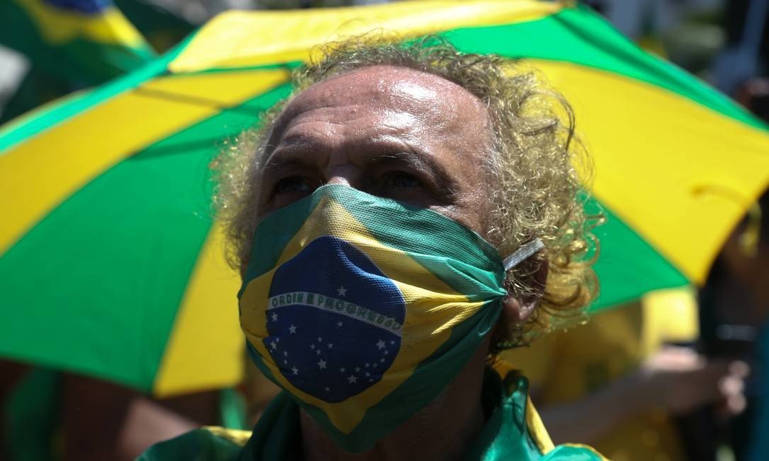 The organization distributed a few masks, while street vendors also sold them for R$5. Others were not concerned and many elderly people felt safe despite attending the demonstration.