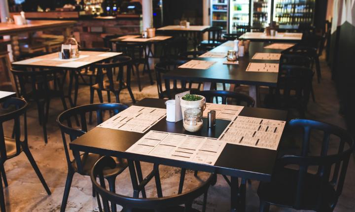 Habitual customers who visit the Bar dos Arcos, one of the busiest in the city of São Paulo, in the basement of the Municipal Theater, will perceive a difference. The once tight corridors now have more room, as the seating has been halved. The capacity, of 120 seats, has been reduced to 60.