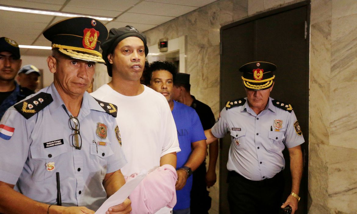 Former soccer player Ronaldinho Gaúcho and his brother and entrepreneur, Roberto de Assis Moreira, spent their second night in a special cell of the National Police Specialized Squad in Asunción, Paraguay.