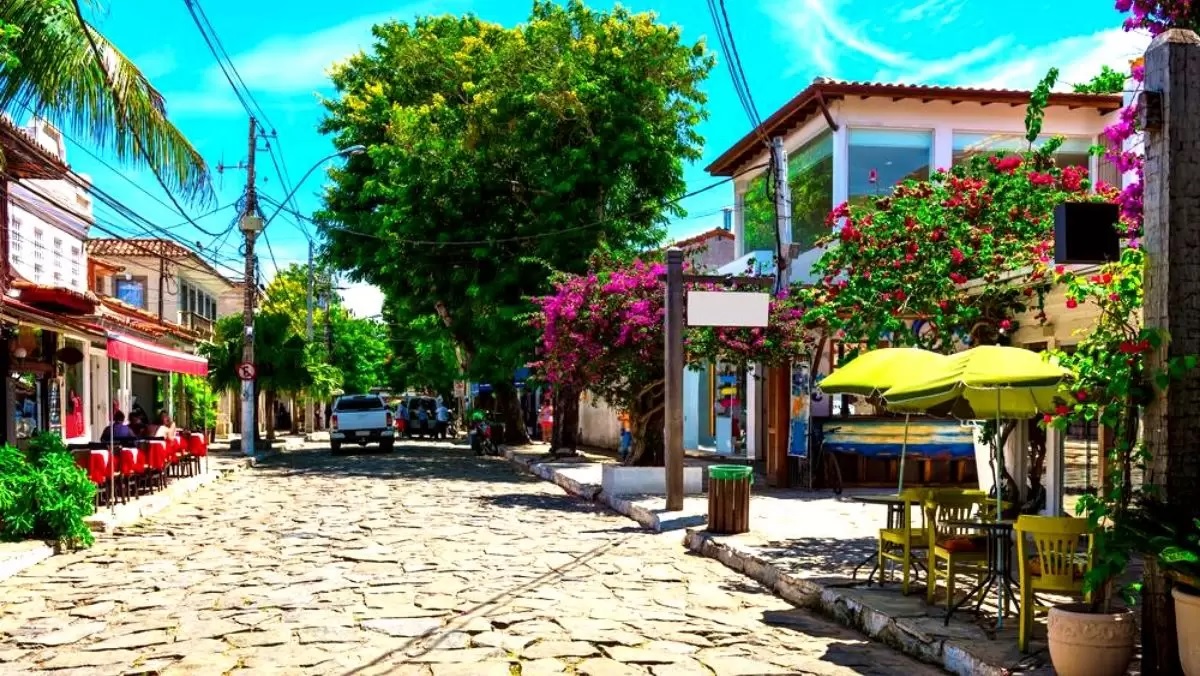 The liveliest street in Búzios, Rua das Pedras is home to some of the best restaurants, great bars, designer stores, nightclubs, and charming inns.