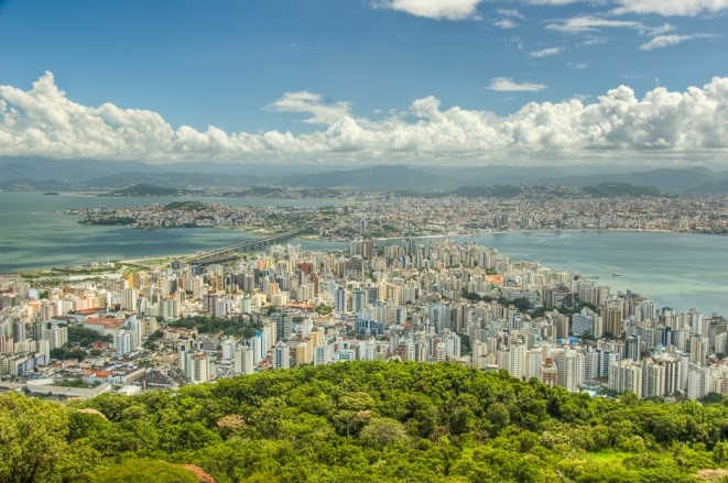 The governor of Santa Catarina, Carlos Moisés (PSL), declared a state of emergency and decreed the closure of shopping malls, stores, gyms and public transports (including interstate). The decree became effective on Wednesday, March 18th, initially for seven days.