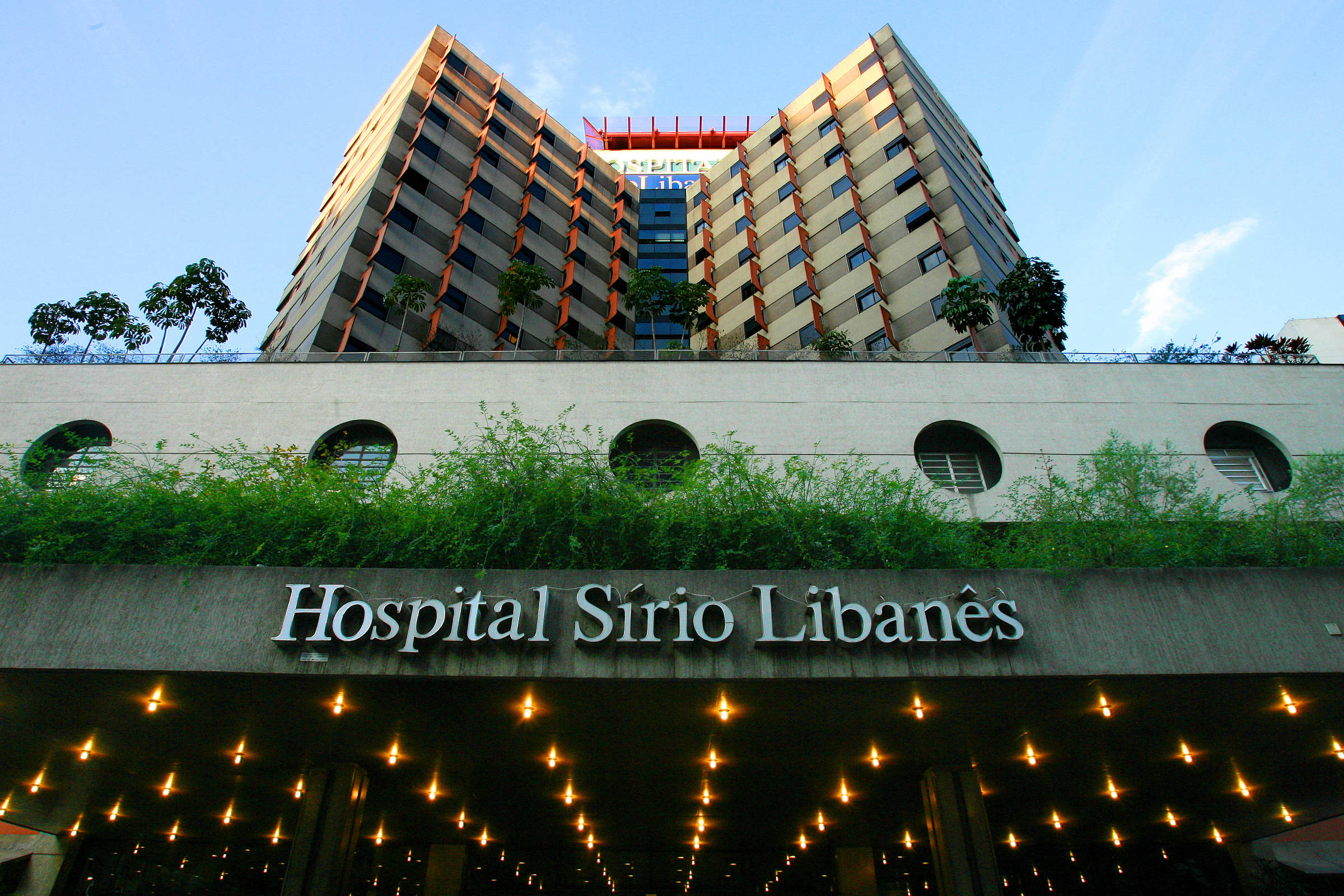 The Sírio-Libanês Hospital, located in São Paulo, announced on Friday, March 27th, that 90 of its employees had been removed for being infected with coronavirus. The hospital reported that the tests are conducted regularly among health staff and employees for the patients' safety.