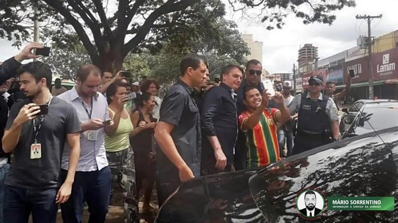 One day after Health Minister Luiz Henrique Mandetta said people should remain at home in social isolation to prevent the spread of the coronavirus, President Jair Bolsonaro drove from his official residence at the Alvorada Palace on Sunday morning, March 29th, to stroll around Brasília.