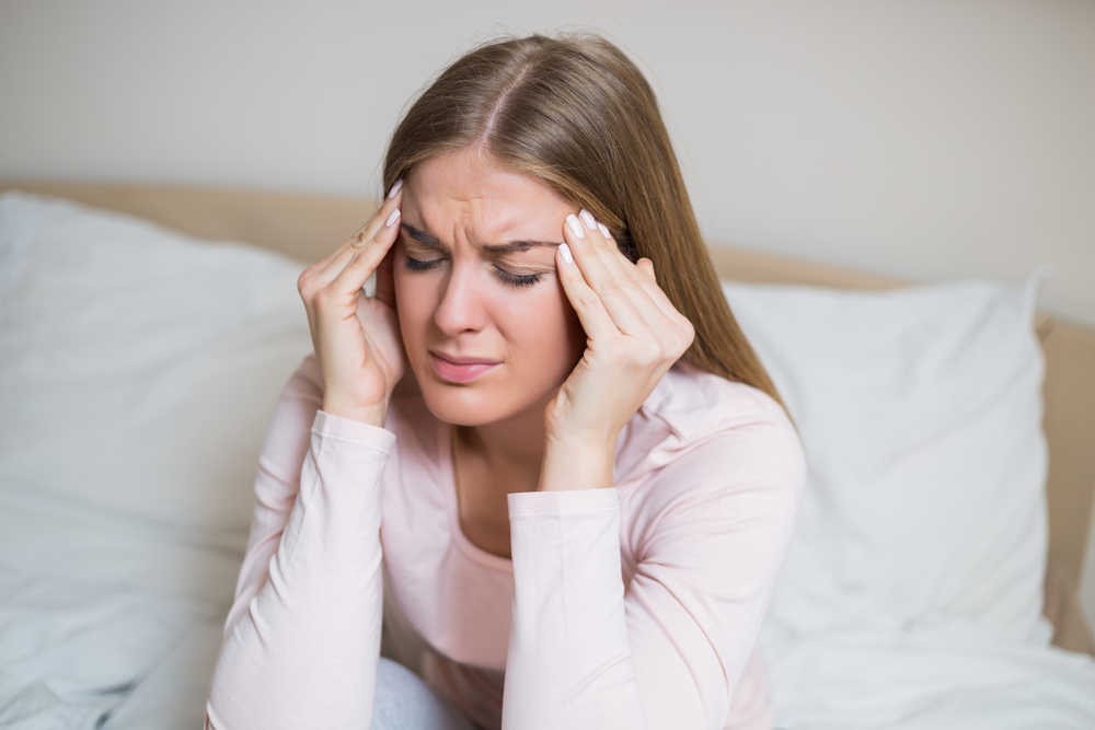 If on the one hand little sleep can cause headaches, sleeping too long can have the same effect.