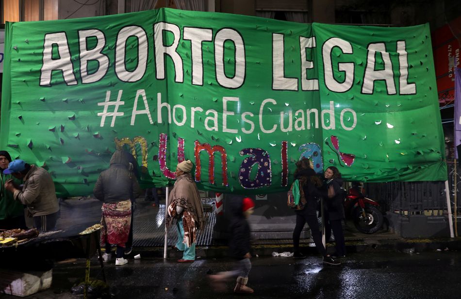 Thousands of women marched through the streets of Buenos Aires demanding that the measure for legal abortion be passed by the legislatures.