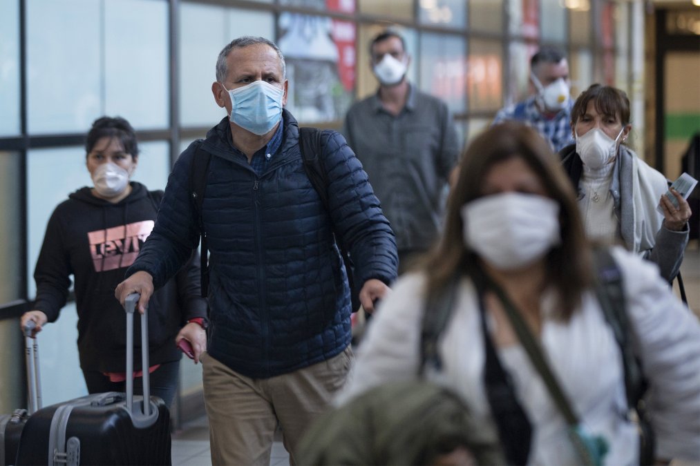 The measure will not affect Chileans and permanent residents seeking to come to Chile but they are required to report to the Sanitary Customs.