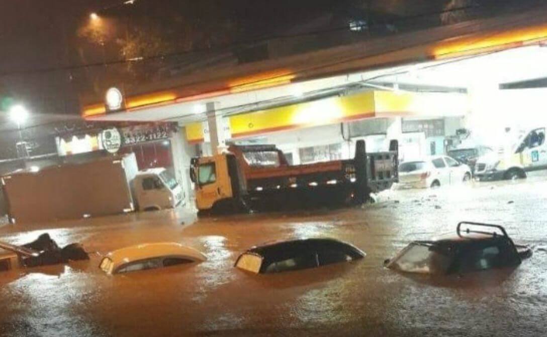 Rio's Mayor had blamed the population for the floods that killed three people in the capital and one in Baixada Fluminense.