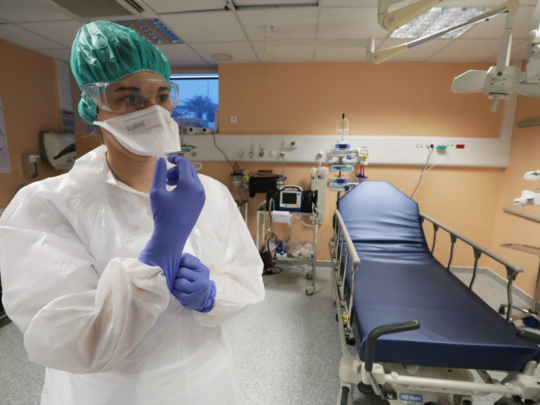 Although it does not yet have hospitalized patients, the university hospital is being prepared to act as one of Rio's supporting centers for patients with coronavirus who show severe symptoms.