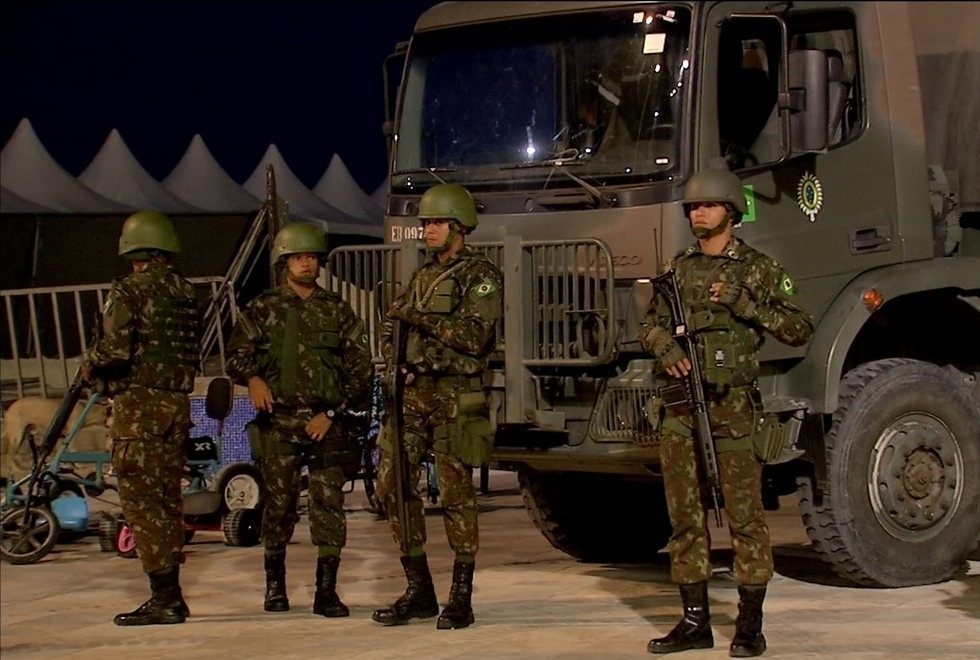 President Jair Bolsonaro's statements that the Army's presence would not be permanent in the state and that it would be up to Governor Camilo Santana to solve the crisis.