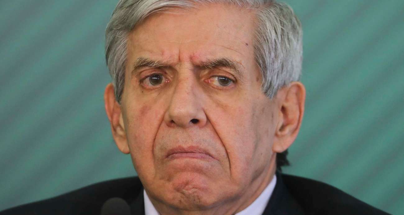 After the second test, the President had contact with at least one person diagnosed with the virus: the Minister of the Institutional Security Office, Augusto Heleno.