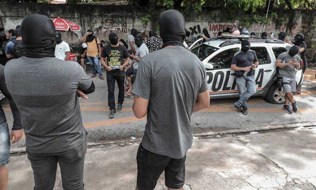 The stalemate over the class' dissatisfaction with their wages and work schedules started late last year. The governor pledged to comply with some of their demands and a number of police associations accepted an agreement, but part of the base rejected it and rioted.