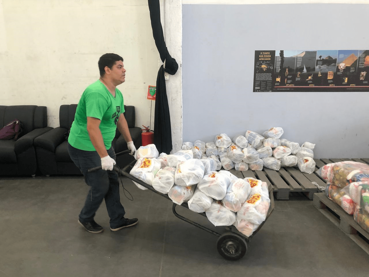 Donations being distributed by the Redes da team in Complexo da Photo - Facebook.jpg