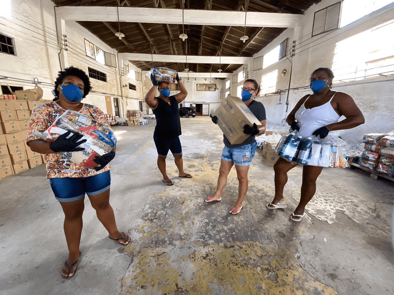 Women of Complexo do separating donations. Photo - Facebook.jpg