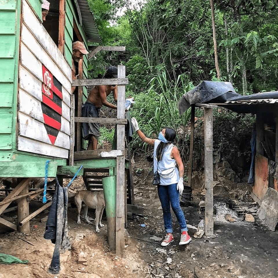 Thamiris Santos distributes hygiene products in Itaoca, as part of the initiative Photo - Facebook.jpg (960x960)