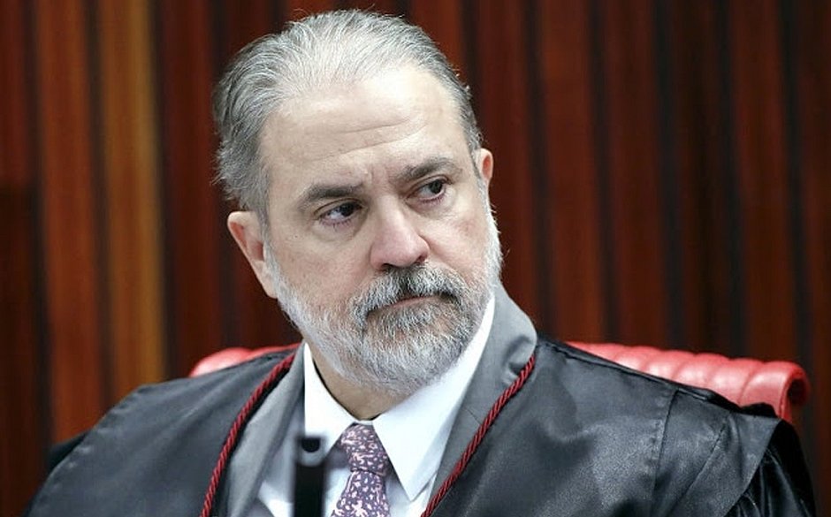 When questioned by the STF on the issue last year, Prosecutor Aras said the inquiry was a "legitimate exercise on the part of the Supreme Court in the investigation of allegedly criminal events that could harm the Court's operation".