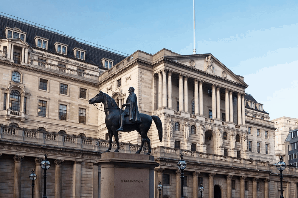 The Bank of England is making it official, others are doing it covertly: in order to finance the large-scale state aid, central banks are reaching out to their governments. This is not necessarily positive.