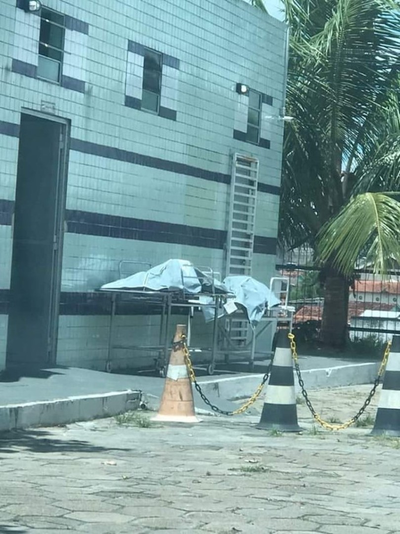 Body left outside a Manaus hospital,