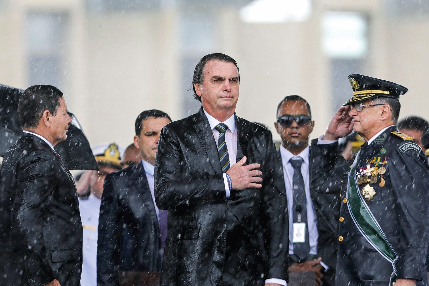 However, the most intense pressure came from the military days earlier. Last Thursday night, four generals sitting on the Planalto met with Bolsonaro shortly after he granted a controversial interview to Jovem Pan radio, in which he said Mandetta lacked modesty and that he should listen to him more.