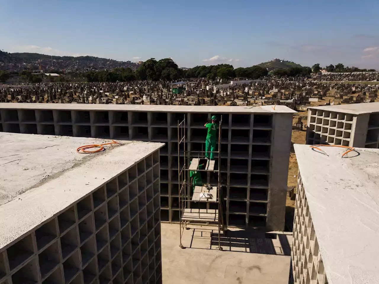 With the coronavirus pandemic, the Irajá and Inhaúma Cemeteries in the northern part of Rio are building thousands of crypts to house the dead.